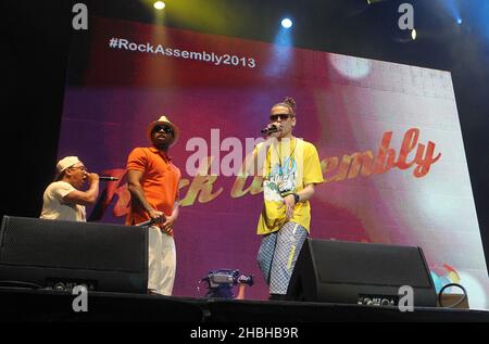 Scratchy (Mitte) und seine Band Roll Deep treten auf der Bühne der Rock Assembly 2013 in der Wembley Arena in London auf.Scratchy (rechts) und seine Band Roll Deep treten auf der Bühne der Rock Assembly 2013 in der Wembley Arena in London auf. Stockfoto