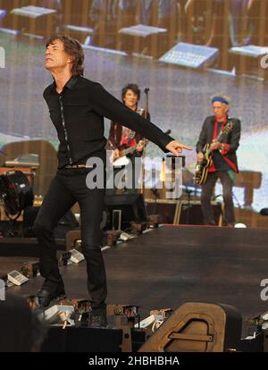 Mick Jagger, Ronnie Wood und Keith Richards von den Rolling Stones gastieren am Samstag im Barclay Summer Time Hyde Park in London. Stockfoto