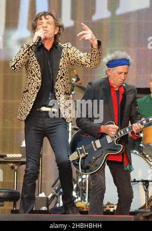 Mick Jagger und Keith Richards von den Rolling Stones treten am Samstag im Barclay Summer Time Hyde Park in London auf. Stockfoto