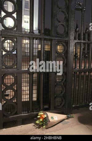 Blumen am Buckingham Palace. Im Vorhof des Palastes wurde eine Staffelei aufgestellt, um die Geburt eines Jungen im Alter von 4,24pm Jahren an den Herzog und die Herzogin von Cambridge im St. Mary's Hospital im Westen Londons anzukündigen. Stockfoto