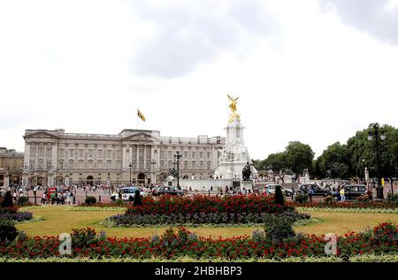 Am Tag nach der königlichen Geburt eines gesunden Jungen an den Herzog und die Herzogin von Cambridge am 22nd. Juli 2013 werden vor dem Buckingham Palace zahlreiche Brunnen gesehen. Er wog 6oz Alben. Stockfoto