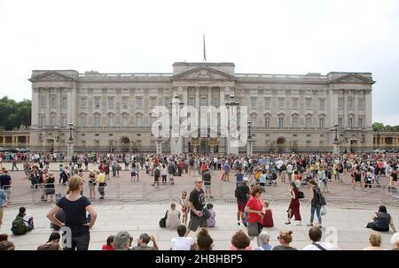 Am Tag nach der königlichen Geburt eines gesunden Jungen an den Herzog und die Herzogin von Cambridge am 22nd. Juli 2013 werden vor dem Buckingham Palace zahlreiche Brunnen gesehen. Er wog 6oz Alben. Stockfoto