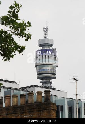 Post Office Tower feiert die königliche Geburt mit IT's a Boy Sign in London. Stockfoto