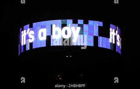 Post Office Tower feiert die königliche Geburt mit IT's a Boy Sign in London. Stockfoto