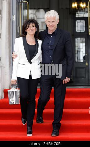 Emma Freud und Richard Curtis bei der Weltpremiere von About Time im Somerset House in London. Stockfoto