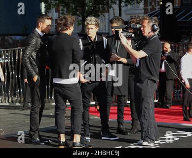 Liam Payne, Louis Tomlinson, Niall Horan, Zayn Malik und Harry Styles besuchen die One Direction „This is US“-Weltpremiere im Empire, Leicester Square in London. Stockfoto