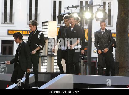 Harry Styles, Niall Horan, Zayn Malik, Louis Tomlinson und Liam Payne treten auf der Bühne der One Direction 'This is US' Weltpremiere im Empire, Leicester Square in London auf. Stockfoto