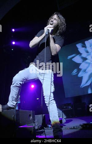 Chris Cornell tritt mit Soundgarden an der Brixton Academy in London auf. Stockfoto