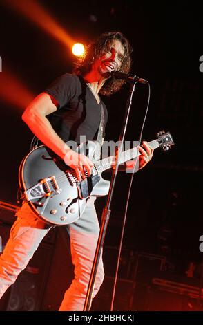 Chris Cornell tritt mit Soundgarden an der Brixton Academy in London auf. Stockfoto