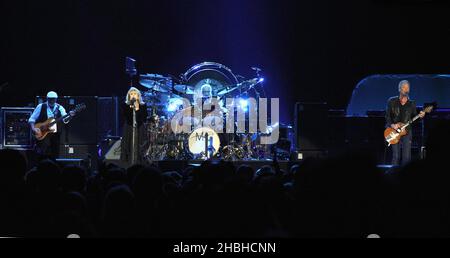 (L-R) John McVie, Stevie Nicks, Mick Fleetwood und Lindsey Buckingham von Fleetwood Mac treten auf der Bühne der 02 Arena in London auf. Stockfoto