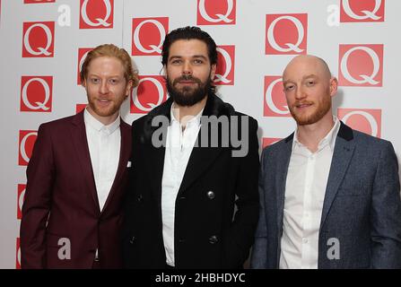 (Von links nach rechts) James Johnston, Simon Neil und Ben Johnston von Biffy Clyro nehmen an den Q Awards im Grosvenor House Hotel in London Teil. Stockfoto