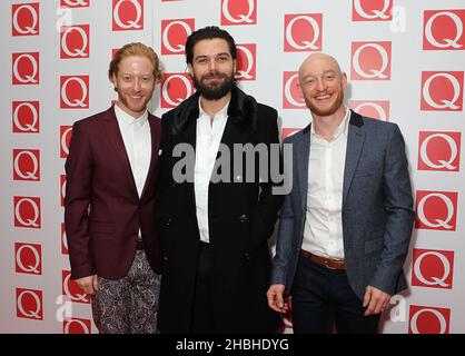 (Von links nach rechts) James Johnston, Simon Neil und Ben Johnston von Biffy Clyro nehmen an den Q Awards im Grosvenor House Hotel in London Teil. Stockfoto