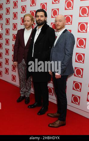 (Von links nach rechts) James Johnston, Simon Neil und Ben Johnston von Biffy Clyro nehmen an den Q Awards im Grosvenor House Hotel in London Teil. Stockfoto