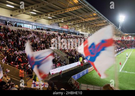 dh Stadien DONCASTER UK England Löwinnen Frau Fußballmannschaftsfans Flagge winkende Frauen Fußball im keepmoat Stadion Feld Frauen Team gewinnen 20-0 Frauen Stockfoto