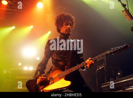 Frankie Poullain of the Darkness tritt auf der Bühne des Electric Ballroom in Camden in London auf. Stockfoto