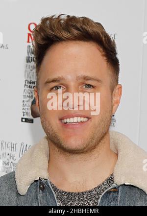 Olly Murs signiert Kopien seiner neuesten Single Hand on Heart und seines Albums Right Place Right Time und trifft sich mit seinen Fans im HMV Oxford Circus in London Stockfoto