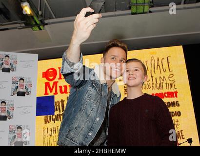 Olly Murs signiert Kopien seiner neuesten Single Hand on Heart und seines Albums Right Place Right Time und trifft sich mit seinen Fans im HMV Oxford Circus in London Stockfoto