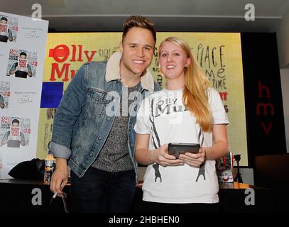 Olly Murs signiert Kopien seiner neuesten Single Hand on Heart und seines Albums Right Place Right Time und trifft sich mit seinen Fans im HMV Oxford Circus in London Stockfoto