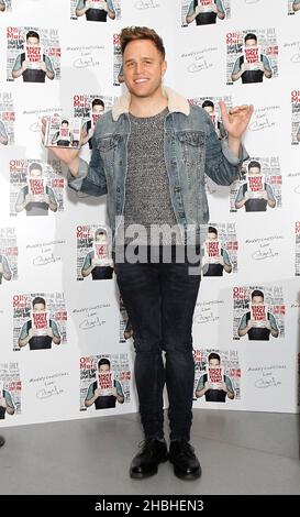 Olly Murs signiert Kopien seiner neuesten Single Hand on Heart und seines Albums Right Place Right Time und trifft sich mit seinen Fans im HMV Oxford Circus in London Stockfoto