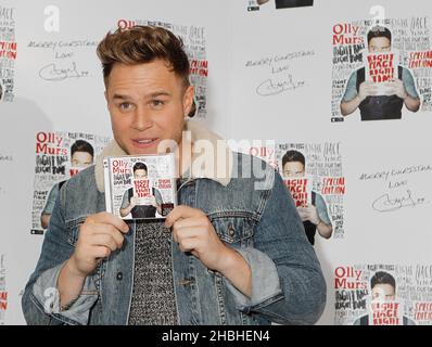 Olly Murs signiert Kopien seiner neuesten Single Hand on Heart und seines Albums Right Place Right Time und trifft sich mit seinen Fans im HMV Oxford Circus in London Stockfoto