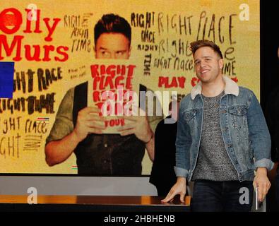 Olly Murs signiert Kopien seiner neuesten Single Hand on Heart und seines Albums Right Place Right Time und trifft sich mit seinen Fans im HMV Oxford Circus in London Stockfoto