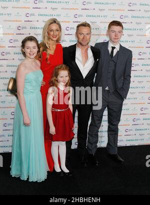 Ronan Keating und seine Freundin Storm Uechtritz und seine Familie kommen im The Emeralds and Ivy Ball im Old Billingsgate in London an Stockfoto