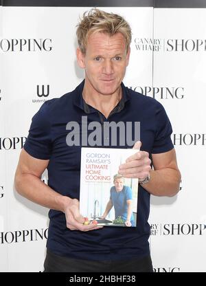 Gordon Ramsay signiert Kopien seines neuen Kochbuches Gordon Ramsay's Ultimate Home Cooking in Waterstone's Canary Wharf in London. Stockfoto