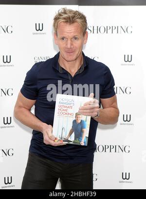 Gordon Ramsay signiert Kopien seines neuen Kochbuches Gordon Ramsay's Ultimate Home Cooking in Waterstone's Canary Wharf in London. Stockfoto