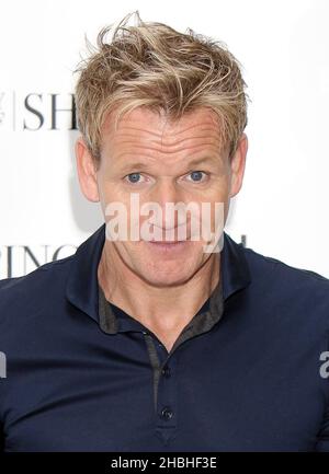 Gordon Ramsay signiert Kopien seines neuen Kochbuches Gordon Ramsay's Ultimate Home Cooking in Waterstone's Canary Wharf in London. Stockfoto