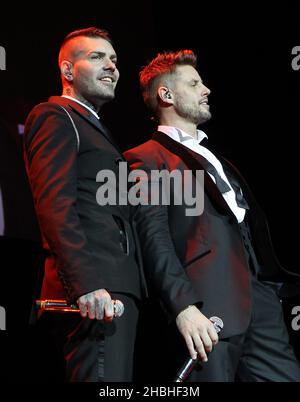 Shane Lynch und Keith Duffy von Boyzone treten auf der Bühne der 02 Arena in London auf. Stockfoto