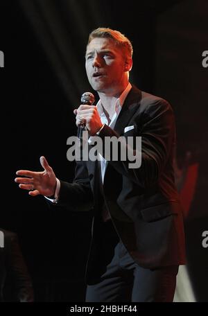 Ronan Keating von Boyzone tritt auf der Bühne der 02 Arena in London auf. Stockfoto