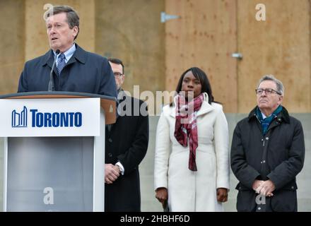 Toronto, Kanada - 14. November 2015: Toronto Mahnwache zur Unterstützung von Paris, Frankreich einen Tag später auf dem Nathan Phillips Square. John Tory, Bürgermeister von Toronto, spricht Stockfoto