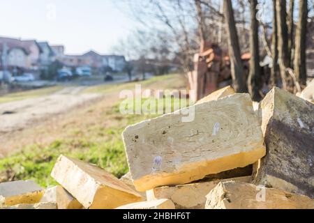 Ein Bündel von Krim Ziegel, ein Ziegelstein aus Muscheln, eine Textur. Hintergrund Stockfoto