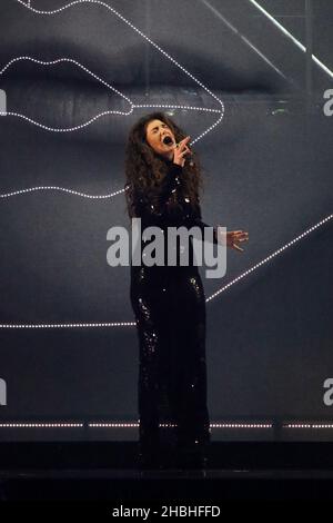 Lorde tritt während der Brit Awards 2014 in der Londoner Arena O2 auf der Bühne auf. Stockfoto