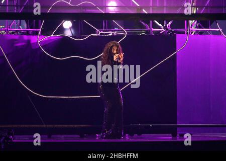 Lorde tritt während der Brit Awards 2014 in der Londoner Arena O2 auf der Bühne auf. Stockfoto
