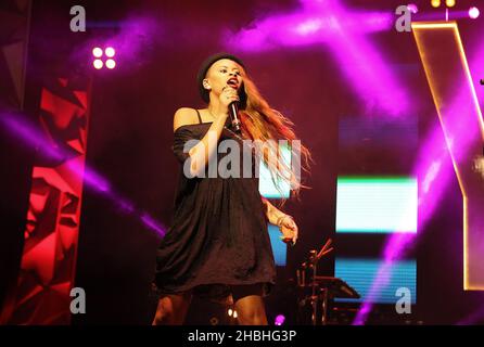 Amira McCarthy von Neon Jungle tritt auf der Bühne des NCS Live Yes an der Brixton Academy 02 in London auf. Stockfoto