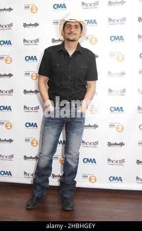 Brad Paisley posiert backstage beim Country to Country Festival in der O2 Arena in London. Stockfoto