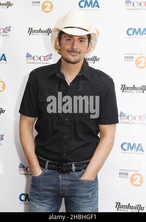 Brad Paisley posiert backstage beim Country to Country Festival in der O2 Arena in London. Stockfoto