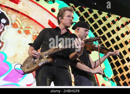 Joe Don Rooney von Rascal Flatts tritt auf der Bühne des Country to Country Festivals in der Londoner Arena 02 auf. Stockfoto