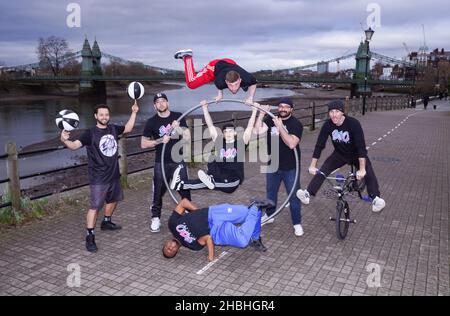 Die Besetzung von 360 Allstars 'Urban Circus' in den Riverside Studios in London. 360 Allstars bringt eine internationale Besetzung von Weltmeistersportlern und Künstlern zusammen, um den Zirkus neu zu erfinden, darunter BMX-Champions, Breakdancer und ein Basketball-Freestyler. Bilddatum: Montag, 20. Dezember 2021. Stockfoto