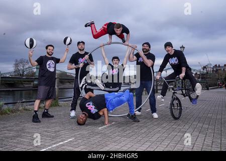 Die Besetzung von 360 Allstars 'Urban Circus' in den Riverside Studios in London. 360 Allstars bringt eine internationale Besetzung von Weltmeistersportlern und Künstlern zusammen, um den Zirkus neu zu erfinden, darunter BMX-Champions, Breakdancer und ein Basketball-Freestyler. Bilddatum: Montag, 20. Dezember 2021. Stockfoto