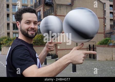 Showcase (Basketball Freestyler) während eines Fotoaufrufs für den „Urban Circus“ von Allstars 360 in den Riverside Studios in London. 360 Allstars bringt eine internationale Besetzung von Weltmeistersportlern und Künstlern zusammen, um den Zirkus neu zu erfinden, darunter BMX-Champions, Breakdancer und ein Basketball-Freestyler. Bilddatum: Montag, 20. Dezember 2021. Stockfoto