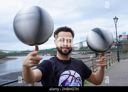 Showcase (Basketball Freestyler) während eines Fotoaufrufs für den „Urban Circus“ von Allstars 360 in den Riverside Studios in London. 360 Allstars bringt eine internationale Besetzung von Weltmeistersportlern und Künstlern zusammen, um den Zirkus neu zu erfinden, darunter BMX-Champions, Breakdancer und ein Basketball-Freestyler. Bilddatum: Montag, 20. Dezember 2021. Stockfoto