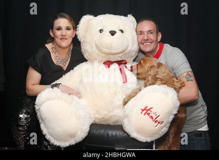 Sam Bailey und Jeremy Joseph Backstage im G-A-Y Heaven in London. Stockfoto