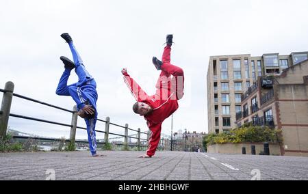 Bboy DAZ und Bboy Shahi während eines Fotoaufrufs für den „urbanen Zirkus“ von Allstars 360 in den Riverside Studios in London. 360 Allstars bringt eine internationale Besetzung von Weltmeistersportlern und Künstlern zusammen, um den Zirkus neu zu erfinden, darunter BMX-Champions, Breakdancer und ein Basketball-Freestyler. Bilddatum: Montag, 20. Dezember 2021. Stockfoto