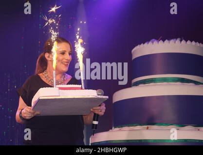 Sam Bailey wird auf der Bühne im G-A-Y Heaven in London mit einem Kuchen präsentiert. Stockfoto