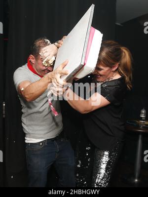 Sam Bailey und Jeremy Joseph Backstage im G-A-Y Heaven in London. Stockfoto