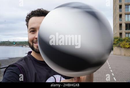 Showcase (Basketball Freestyler) während eines Fotoaufrufs für den „Urban Circus“ von Allstars 360 in den Riverside Studios in London. 360 Allstars bringt eine internationale Besetzung von Weltmeistersportlern und Künstlern zusammen, um den Zirkus neu zu erfinden, darunter BMX-Champions, Breakdancer und ein Basketball-Freestyler. Bilddatum: Montag, 20. Dezember 2021. Stockfoto