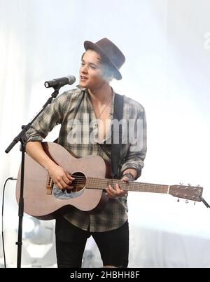 Bradley Simpson von den Vamps tritt auf der Bühne im Westfield White City in London auf. Stockfoto