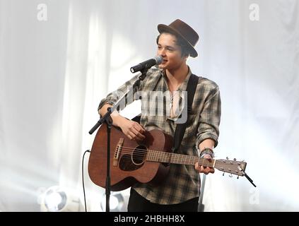 Bradley Simpson von den Vamps tritt auf der Bühne im Westfield White City in London auf. Stockfoto